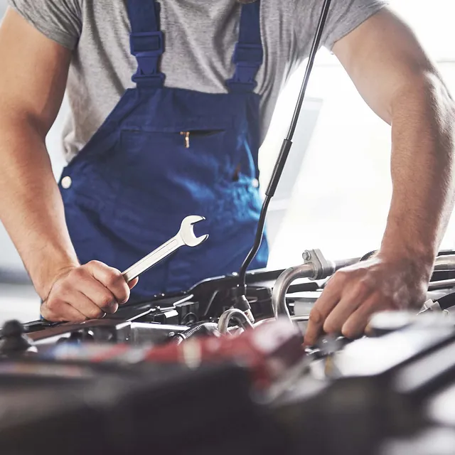 Mechaniker bei der Autoreparatur im Bezirk Schwaz